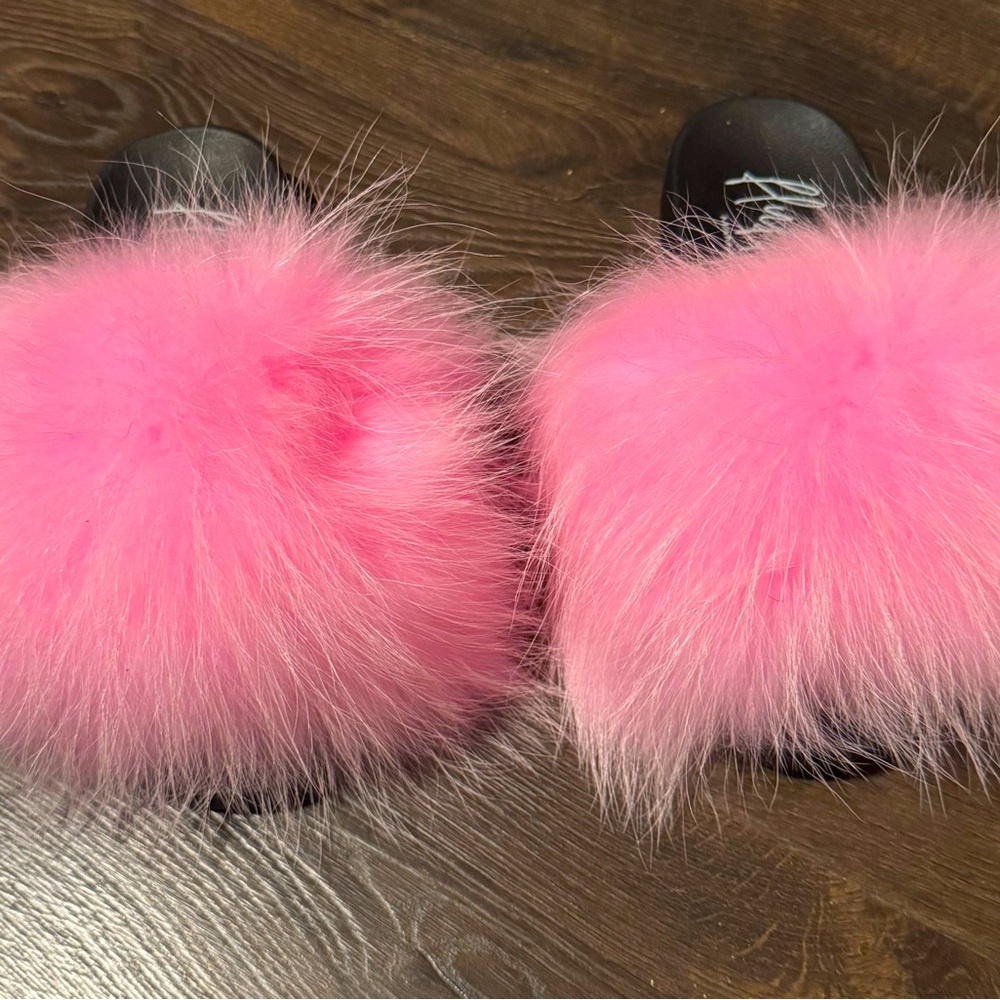 Fluffy pink slides pre owned in excellent condition